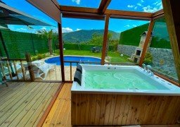 Mavera Bungalov Oval Havuzlu ve Jakuzili Mavera Bungalov Oval Havuzlu ve Jakuzili