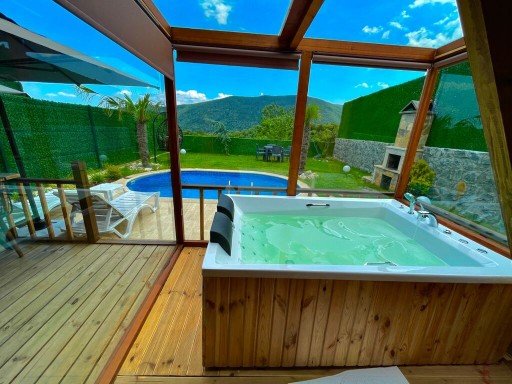 Mavera Bungalov Oval Havuzlu ve Jakuzili Mavera Bungalov Oval Havuzlu ve Jakuzili