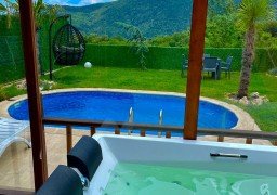 Mavera Bungalov Oval Havuzlu ve Jakuzili Mavera Bungalov Oval Havuzlu ve Jakuzili